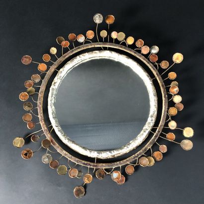 null VAUTRIN Line (1913-1997), un miroir "Sequins", talosel teinté, lumaline et fragments...