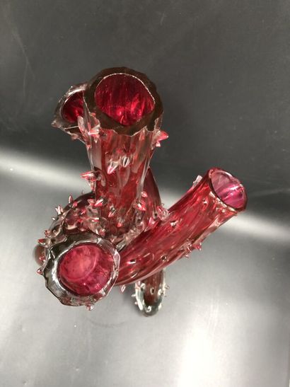 null MURANO ?, un vase tripode à décor d'épines en verre rouge et incolore, h 49...
