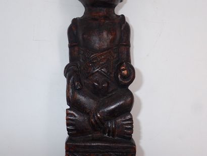 null Une statue de roi assis Kuba RDC en bois sculpté à patine noire, milieu XXe...