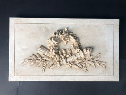 null Un bas-relief en plâtre patiné à décor d'un trophée de fleurs carquois et flemme...