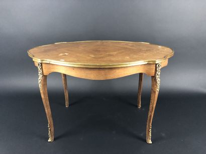 null Une table basse ovale à décor marqueté garniture de bronze, style Louis XV.