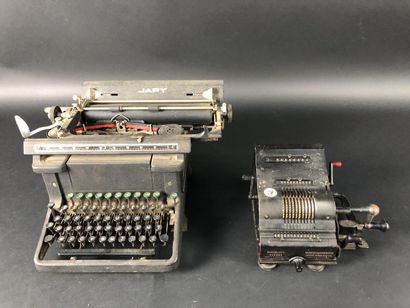 null LOT JAPY une machine à écrire et BRUNSVIGA une machine à calculer.