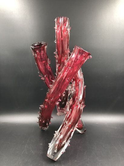 null MURANO ?, un vase tripode à décor d'épines en verre rouge et incolore, h 49...