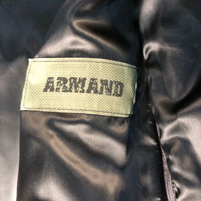 null MELLENCAMP pour ARMAND une veste 3/4 en vachette noire avec doublure amovible,...
