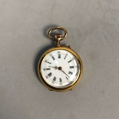 null Une montre de col en métal doré à décor gravé d'iris sur fond guilloché, diamètre...
