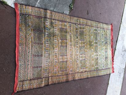 null Un tapis kilim en laine à décor géométrique, IRAN, 234 x 128 cm.