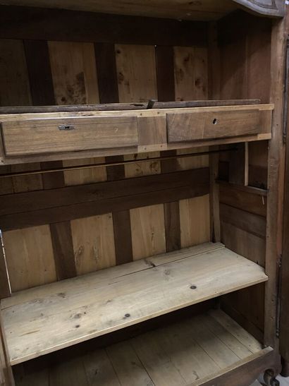 null Une armoire en bois fruitier mouluré ouvrant par deux portes à trois panneaux,...