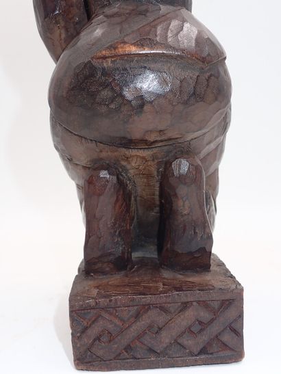 null Une statue de femme à genou en bois à patine brune, Kuba RDC, milieu XXe - dimension...