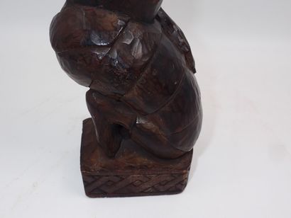 null Une statue de femme à genou en bois à patine brune, Kuba RDC, milieu XXe - dimension...