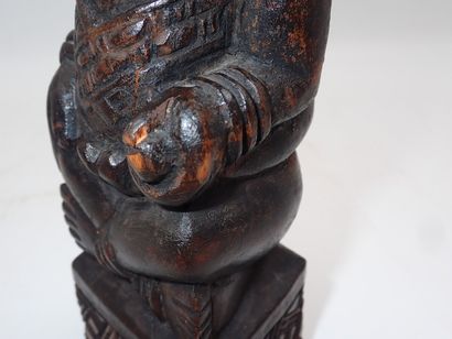 null Une statue de roi assis Kuba RDC en bois sculpté à patine noire, milieu XXe...