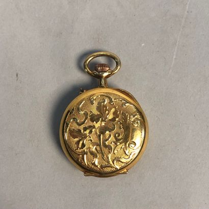null Une montre de col en métal doré à décor gravé d'iris sur fond guilloché, diamètre...