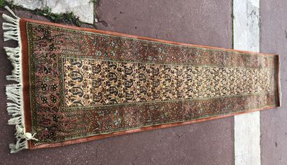 null Un tapis galerie en laine à décor de boteh, tissage mécanique, 320 x 70 cm.