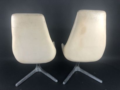 null Une paire de chaises pivotantes en skaï capitoné, années 70.
