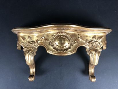 null Une petite console d'applique dorée style Louis XV, 22,5 x 44 x 14,5 cm.