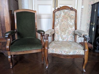 SUR DESIGNATION: Deux fauteuils Voltaire...
