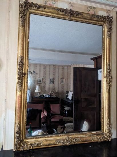 SUR DESIGNATION: Un grand miroir en stuc...