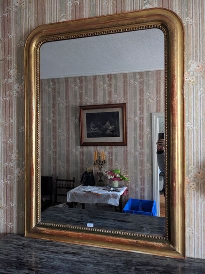 SUR DESIGNATION: Un miroir en bois doré,...