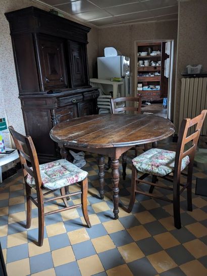 SUR DESIGNATION: Une table en bois et trois...