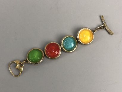 null L'OR DU SOIR, un bracelet en métal doré à décor de quatre cabochons rouge vert...