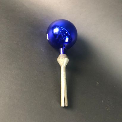 null Une boule de faitage de plombier en verre bleu et étain, hauteur 26.5 cm.