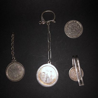 null LOT un porte-clef, une pince et un élément porte-clef sertis de pièces mexicaines...