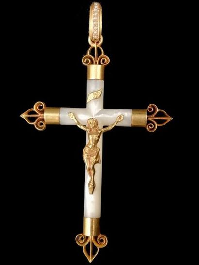 null Pendentif crucifix or, nacre et perles
H:8 cm- L: 5,5 cm- Poids brut : 15,5g...