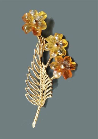 null Broche fleurs en ambre et monture or. 
Vers 1960
 L : 7 cm -Poids brut: 12 g...