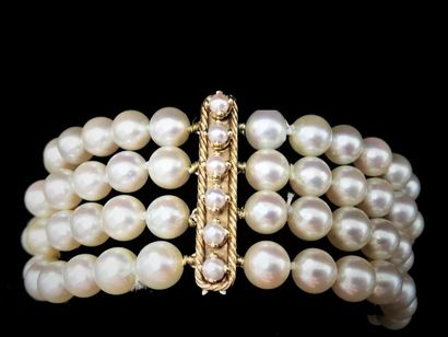 null Bracelet quatre rangs perles de culture diamètre 6 mm environ ;
Fermoir et intercalaires...