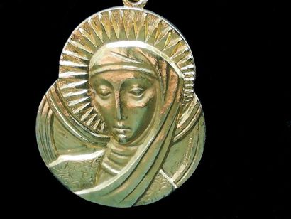 Médaille en or représentant la Vierge Marie...