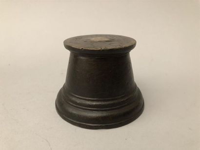 null Mortier en bronze patiné à décor de filets. 
h : 7,5 cm - Diam : 10,5 cm 