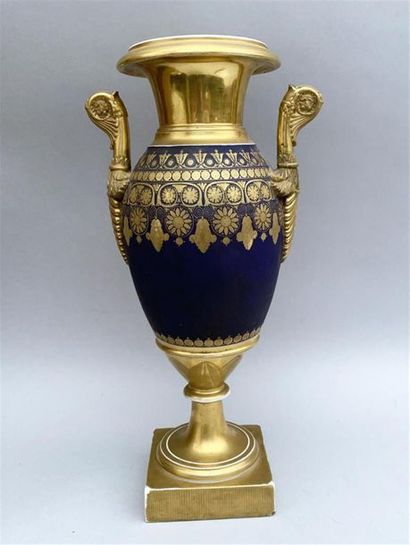 null Vase Médicis en porcelaine bleu et or à décor stylisé.
Epoque Restauration.
H...
