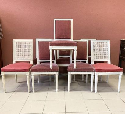 null Suite de six chaises laquées blanches. Assises et dossiers velours rose
Style...