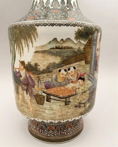 null Vase en porcelaine et émaux polychrome à décor de scènes rurales.
Chine XXe
H...
