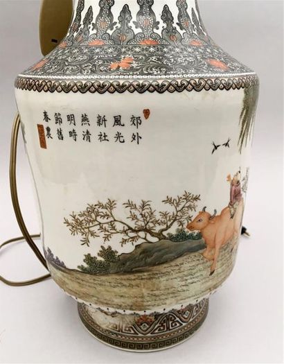 null Vase en porcelaine et émaux polychrome à décor de scènes rurales.
Chine XXe
H...
