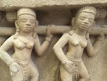 null Elément d'architecture de style Khmer en grès représentant une procession.
H...