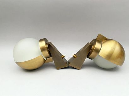 null Jean PERZEL (1892-1986)
Paire d'appliques en laiton doré et globe verre opalescent....