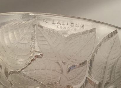 null René LALIQUE (1860-1945) 
"Charmes"
Paire d'appliques demi-coupes en verre blanc...