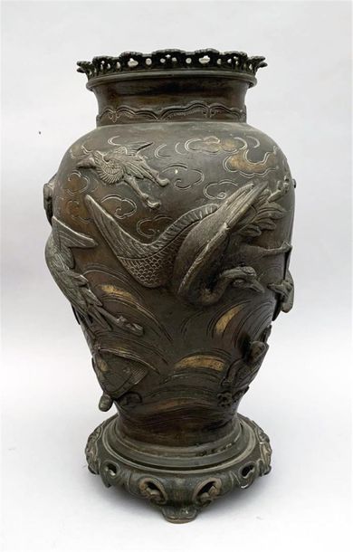 null Vase de forme balustre en bronze à différentes patines à décor en relief d'échassiers...