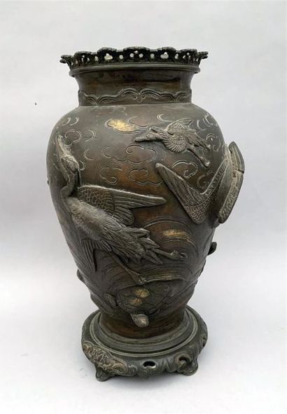 null Vase de forme balustre en bronze à différentes patines à décor en relief d'échassiers...