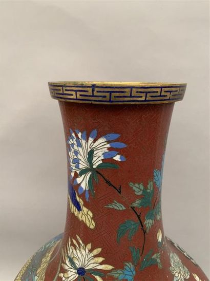 null Vase balustre en cloisonné, à décor de fleurs sur fond rouge, 
Base en bronze...