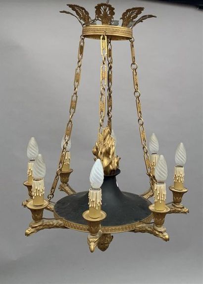 null Lustre en bronze doré et patiné à huit lumières 
Style Empire
H : 68 cm