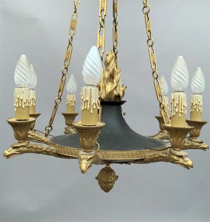 null Lustre en bronze doré et patiné à huit lumières 
Style Empire
H : 68 cm