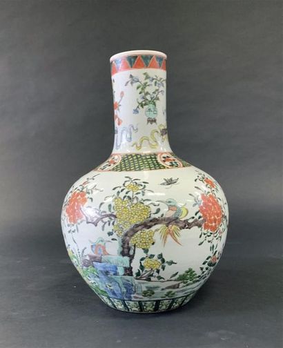 null Important vase en porcelaine et émaux à décor de fleurs, oiseaux et guirlandes.
Chine,...