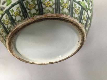 null Important vase en porcelaine et émaux à décor de fleurs, oiseaux et guirlandes.
Chine,...