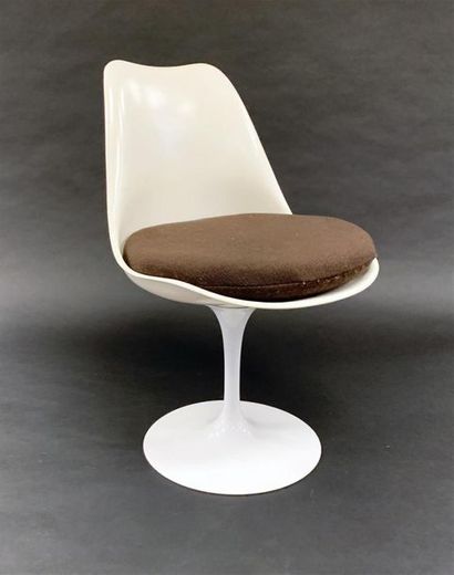 null Eero SAARINEN (1910-1961) & KNOLL
Chaise pivotante "Tulip" en fibre de verre...