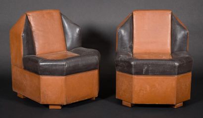null Paire de fauteuils, assise hexagonale en cuir brun et noir
Vers 1960
H : 70...