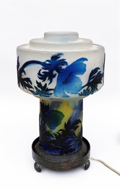null MULLER Frères, Lunéville
Lampe "phare" en verre multicouche à décor floral bleu...