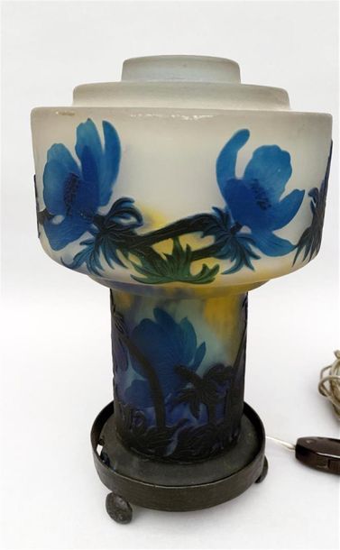 null MULLER Frères, Lunéville
Lampe "phare" en verre multicouche à décor floral bleu...