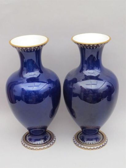 null SEVRES, XIXe
Paire de vases balustre sur piédouche en porcelaine bleu et à décor...