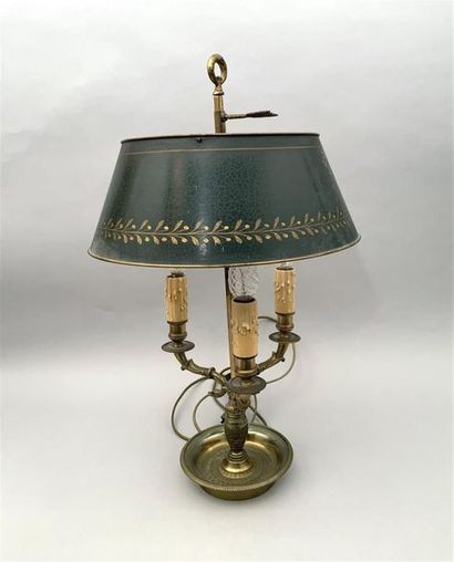 null Lampe bouillotte à trois lumières en bronze doré, abat-jour en tôle laqué vert
XIXème...